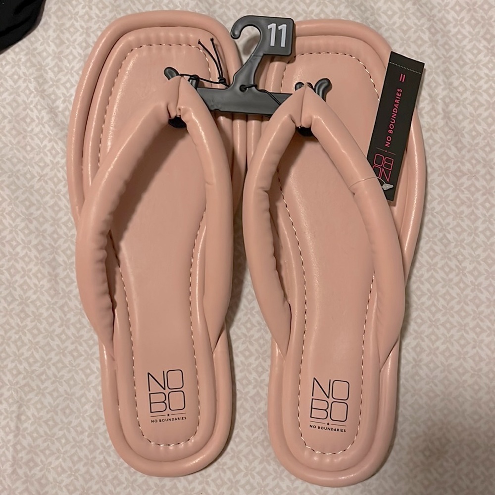 No Boundaries, Brand New Women’s puffy Thong sandal, size 11
